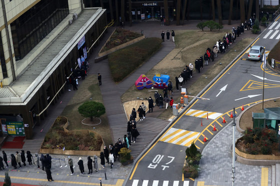 12일 오전 서울 송파구보건소에 마련된 코로나19 선별진료소에서 시민들이 줄을 서서 검사를 기다리고 있다. 2021.12.12/뉴스1 © News1