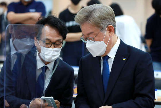 이재명 더불어민주당 대선후보와 선대위 총괄특보단장인 안민석 의원. © News1
