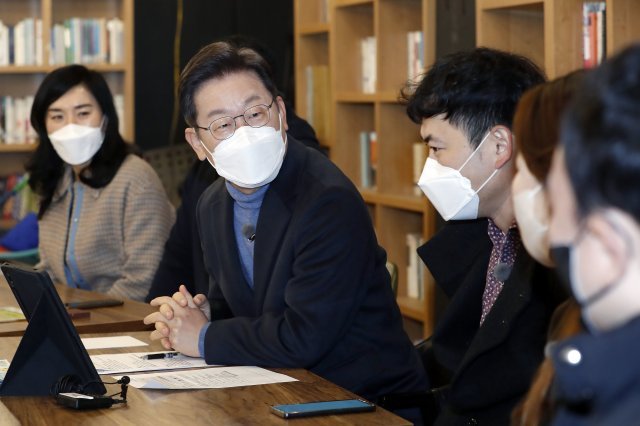 더불어민주당 이재명 대선 후보(왼쪽 두번째)가 13일 오전 경북 성주군 별동네 작은도서관에서 지역 상인 및 주민들과 지역화폐에 대해 ‘국민반상회’를 열고 있다. 성주=뉴시스