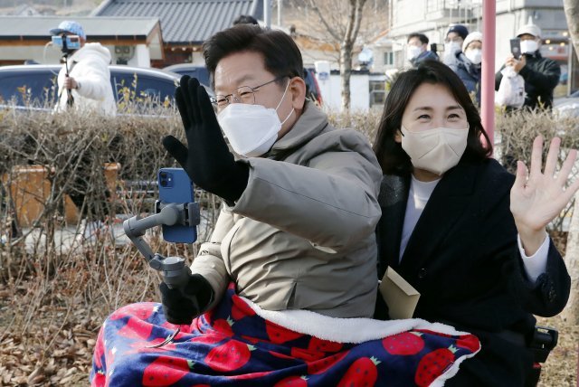 더불어민주당 이재명 대선 후보(왼쪽)와 부인 김혜경 씨가 12일 경북 문경시 가은역에서 석탄을 실어 나르던 철로를 관광 자원화한 꼬마열차 탑승 체험을 하고 있다. 문경=뉴시스