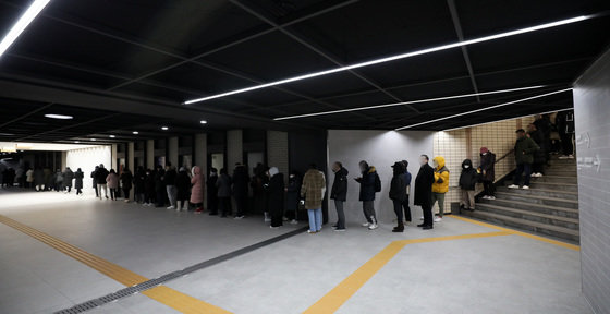 13일 오전 서울 송파구보건소에 마련된 코로나19 선별진료소에서 시민들이 지하보도까지 줄을 서서 검사를 기다리고 있다.  2021.12.13/뉴스1 © News1 박세연 기자