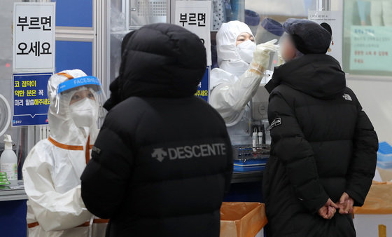 13일 오전 서울 송파구보건소에 마련된 코로나19 선별진료소에서 시민들이 검체 검사를 받고있다. © News1