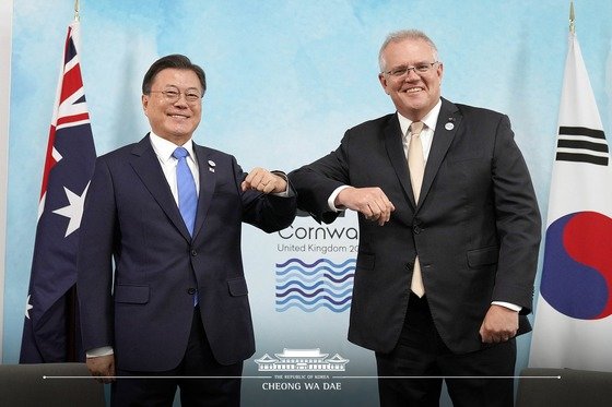 G7(주요 7개국) 정상회의에 참석한 문재인 대통령과 스콧 모리슨(Scott Morrison) 호주 총리. (청와대 페이스북) 2021.6.12/뉴스1