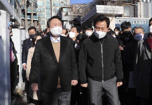 국민의힘 윤석열 대선 후보가 13일 오후 서울 강북구 미아동 미아 4-1 주택 재건축 정비구역을 찾아 오세훈 서울시장과 함께 현장을 둘러보고 있다. 2021.12.13. 국회사진기자단