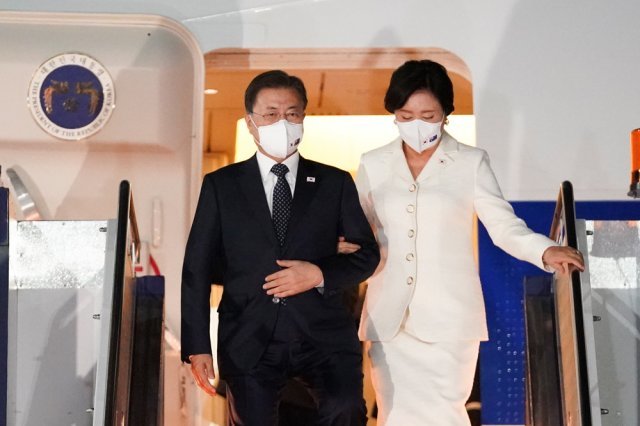 호주 국빈 방문에 나선 문재인 대통령과 김정숙 여사가 12일 캔버라 페어베언 공군기지에 도착하고 있다. (청와대 제공)2021.12.12/뉴스1