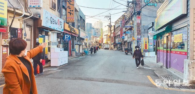 13일 수영곰솔 골목상점가 회장 A 씨가 ‘골목형 상점가’ 지정을 추진 중인 주변 상권을 가리키고 있다. 2000㎡ 이내 30개 상가가 밀집한 곳이 지정 대상인데 요건이 까다로워 사업이 더디게 진행되고 있다. 김화영 기자 run@donga.com