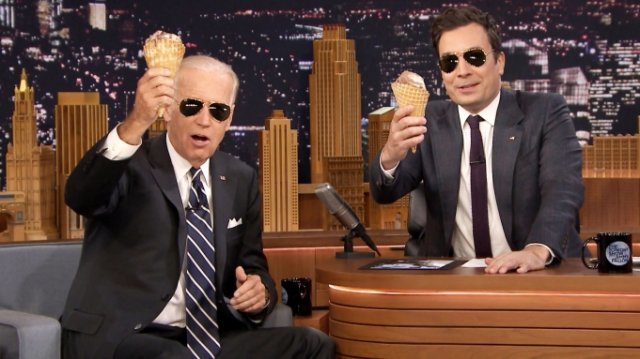 2016년 ‘더 투나잇쇼 스타링 지미 팰런’에 출연한 조 바이든 당시 부통령(왼쪽). 그는 자신의 트레이드마크인 검은 선글라스에 아이스크림을 먹는 셀프 패러디로 화제가 됐다. 폴리티코