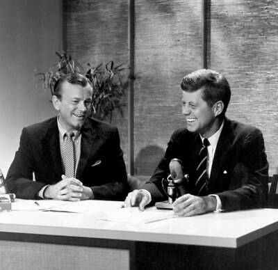 1960년 ‘더 투나잇쇼 스타링 잭 파’에 출연한 존 F 케네디 당시 민주당 대선후보(오른쪽). 그는 이 프로그램에서 “미국은 민주주의 대문을 지키는 수호자”라고 말했다.  NBC