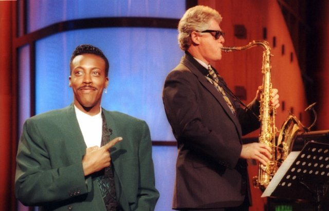 1992년 ‘아세니오 홀 쇼’에 출연한 빌 클린턴 당시 민주당 대선후보(오른쪽)는 선글라스를 끼고 색소폰을 연주했다. TV인사이더