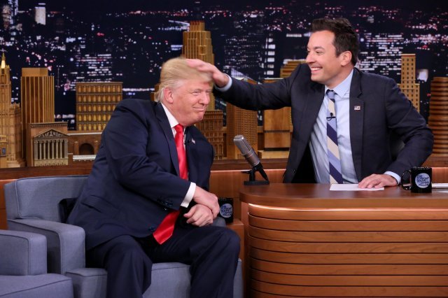 2016년 ‘더 투나잇쇼 스타링 지미 팰런’에 출연한 도널드 트럼프 당시 공화당 대선후보(왼쪽)는 자신의 머리가 가발이 아니라며 팰런에게 직접 만져보라고 했다. 데일리메일