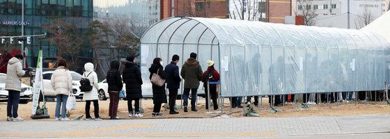 14일 서울 용산구 용산역 임시선별검사소를 찾은 시민들이 신종 코로나 바이러스 감염증(코로나19) 선별검사를 받기 위해 길게 줄지어 기다리고 있다. 2021.12.14/뉴스1 © News1