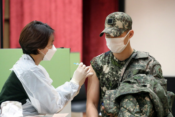 13일 경기도 용인시 지상군작전사령부 선봉대 강당에서 장병들이 코로나19 예방접종(3차)을 하고 있다. (국방부 제공)2021.12.13/뉴스1