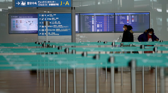 인천국제공항 1터미널 전광판에 출발 편명과 시간이 떠 있다. 2021.12.14/뉴스1 © News1