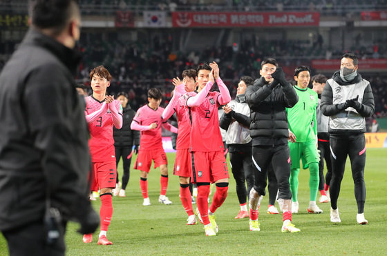 11일 오후 경기도 고양시 고양종합운동장에서 열린 2022 국제축구연맹(FIFA) 카타르 월드컵 최종예선 대한민국과 아랍에미리트(UAE)의 경기에서 1:0으로 대한민국 선수들이 관중들에게 인사하고 있다. 2021.11.11/뉴스1 © News1