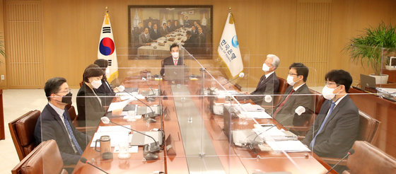 이주열 한국은행 총재가 지난달 25일 오전 서울 중구 한국은행에서 열린 금융통화위원회 본회의를 주재하고 있다. 이날 금통위는 기준금리를 연 1.00%로 0.25%포인트(p) 인상했다. (사진=한국은행 제공) 2021.11.25/뉴스1