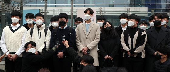 수능 과학탐구 영역 생명과학Ⅱ 20번 문항 오류를 제기한 수험생과 변호인이 10일 서울 서초구 행정법원앞에서 ‘2022대학수학능력시험정답결정처분취소소송 1회 변론 출석을 마치고 취재진 질문에 답변하고 있다. 2021.12.10/뉴스1 © News1