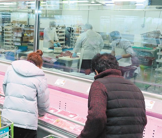 14일 오후 서울 노원구 이마트 트레이더스 월계점의 축산 코너. 통유리를 통해 고객들은 고기를 소분하는 과정을 직접 보고 구매할 수 있다. 이마트 트레이더스 제공