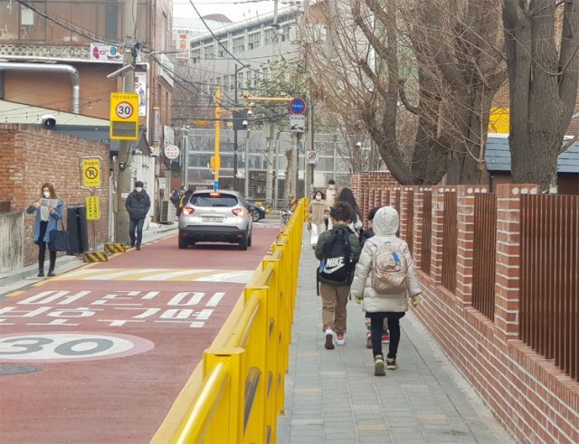 서울 성동구 경동초등학교 남서쪽 일방통행로에 보행로가 설치된 모습. 학교 부지에 폭 1.5m의 통학로를 조성해 학생들이 안전하게 다닐 수 있도록 했다. 성동구 제공