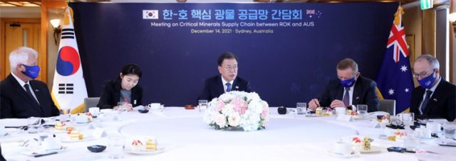 한국-호주, ‘핵심광물 협력’ MOU 호주를 국빈 방문 중인 문재인 대통령이 14일 시드니의 한 호텔에서 열린 
한-호주 핵심 광물 공급망 간담회에 참석해 발언하고 있다. 양국은 이날 전기차, 2차전지 등에 쓰이는 니켈·리튬·희토류 등과 같은
 핵심 광물 협력 업무협약(MOU)을 체결했다. 시드니=뉴시스