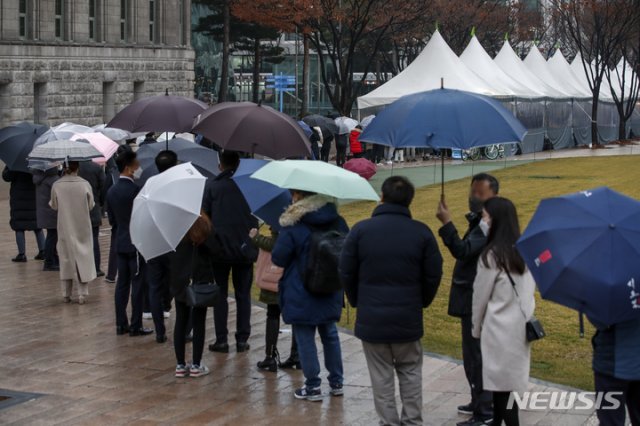 0시 기준 국내 코로나19 신규 확진자가 7850명으로 집계된 15일 오전 서울 중구 서울광장에 설치된 임시선별검사소를 찾은 시민들이 검사를 받기 위해 줄 서 있다. 2021.12.15. 뉴시스