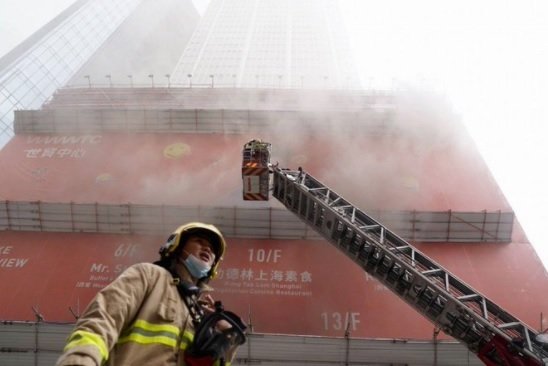 15일, 홍콩 세계무역센터에서 화재가 발생했다(트위터 갈무리)© 뉴스1