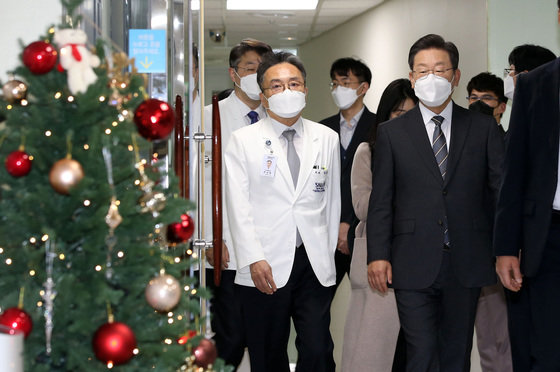 이재명 더불어민주당 대선 후보가 15일 오후 감염병전담병원인 서울 동작구 보라매병원을 방문하고 있다. 2021.12.15/뉴스1 © News1