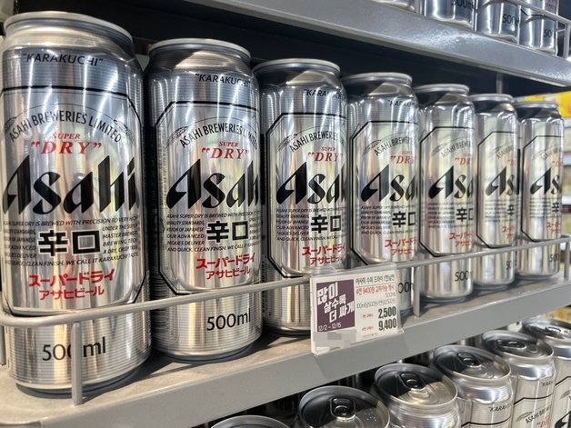 14일 서울의 한 대형마트에서 아사히 맥주를 비롯한 일본 맥주의 교차 할인 행사를 진행하고 있다. © 뉴스1