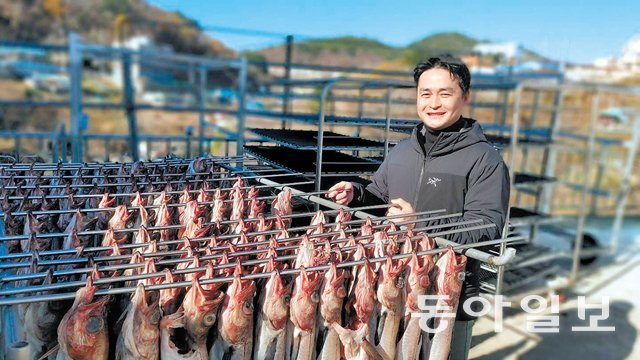 2년 전 고향인 강원 동해시로 귀어해 생선 반건조업에 뛰어든 ‘명정어가’의 장훈민 대표가 코다리 
건조를 하고 있다. 최근에는 맑은 날을 제외하곤 야외 덕장보다는 실내 건조가 주를 이룬다고 한다. 동해=이인모 기자 
imlee@donga.com