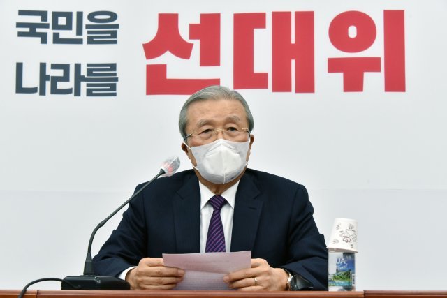 [서울=뉴시스] 김종인 국민의힘 총괄선대위원장이 16일 서울 여의도 국회에서 코로나19 관련 기자간담회를 하고 있다. (공동취재사진) 2021.12.16. photo@newsis.com