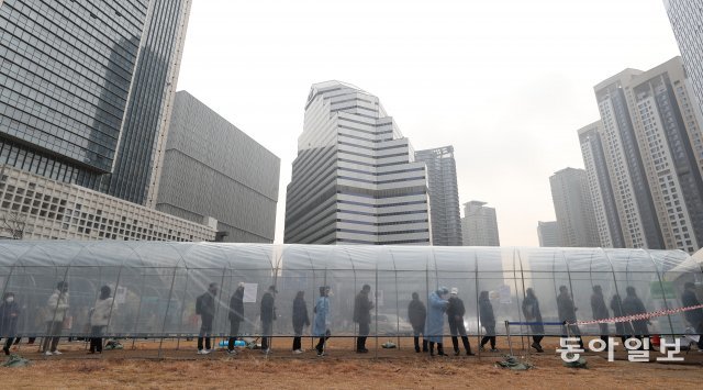 16일 서울 용산역 앞에 마련된 임시선별검사소 터널에서 시민들이 코로나19 검사를 받기위해 대기하고 있다.