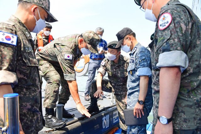 올 6월 11일 전남 한산도 함상에서 박주경 중장과 해군 장병들이 ‘도서지역 주민 백신 접종지원’ 모의훈련을 진행하고 있다. 해군 제공