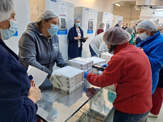 올 9월 1일 루마니아 부크레슈티의 백신 창고에서 항공기 선적을 앞둔 코로나19 백신을 현지 직원들이 포장하고 있다. 수송지원본부 제공