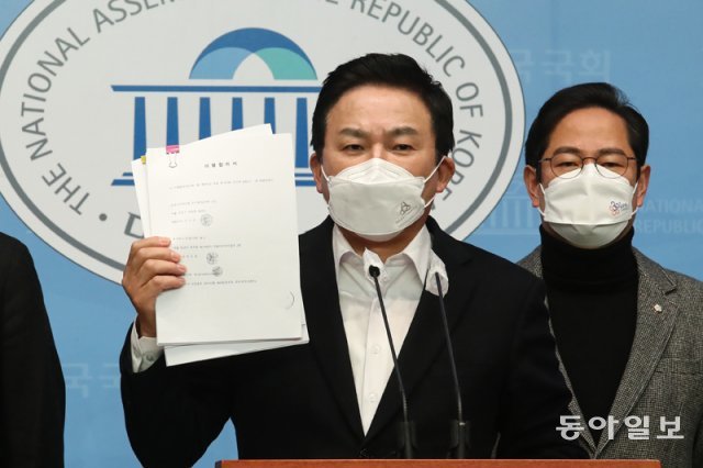 국민의힘 원희룡 중앙선대위 정책총괄본부장이 16일 국회 소통관에서 긴급 기자회견을 열고 대장동 의혹 관련 자료를 들어보이고 있다. 사진공동취재단/원대연 기자