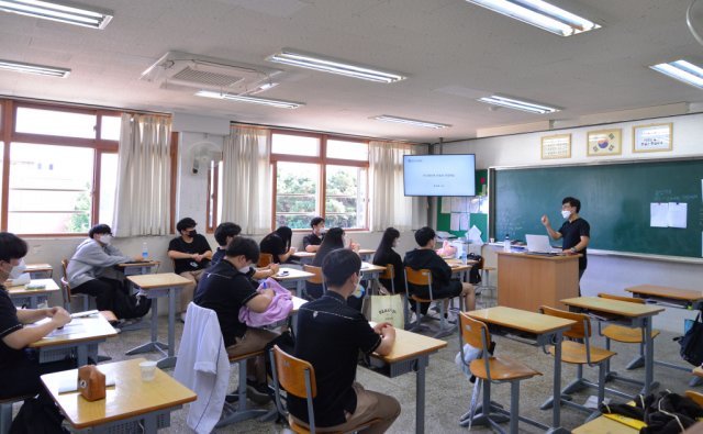 방과 후 류석희 대학교수로부터 ‘지식재산권 보호와 인증제도’ 강의를 듣고 있는 학생들, 출처: IT동아