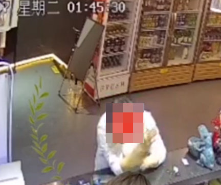 무료 식사 제공을 요구한 중국 남성. 식당 CCTV