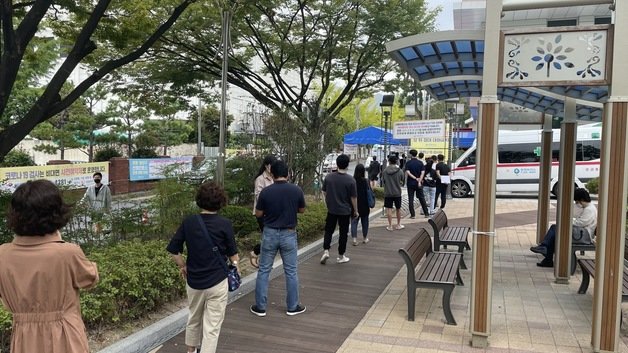 경남 창원시보건소에 설치된 코로나19 임시선별진료소에서 시민들이 검사를 받기 위해 줄지어 있는 모습. 뉴스1