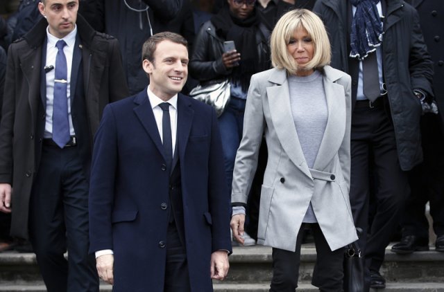 에마뉘엘 마크롱 프랑스 대통령(왼쪽)과 부인 브리지트 마크롱 여사. AP뉴시스