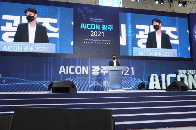구글 코리아 비즈니스팀의 김태원 전무가 AICON 행사에서 기조강연을 하고 있는 모습, 출처=IT동아