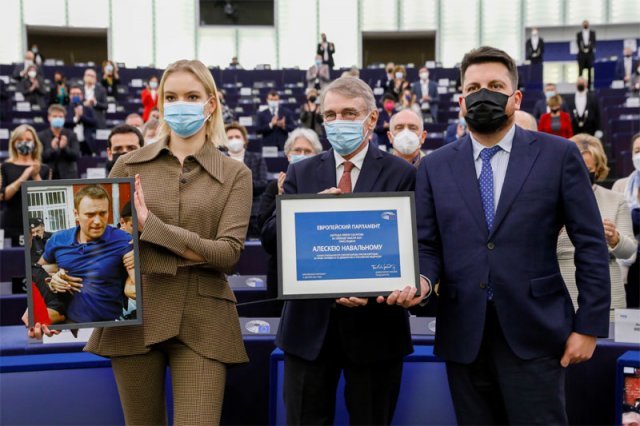 알렉세이 나발니 전 러시아진보당 대표의 딸 다리야 나발나야(왼쪽)가 15일 유럽의회에서 아버지의 사진을 들고 사하로프 인권상을 대신 받고 있다. 스트라스부르=AP 뉴시스