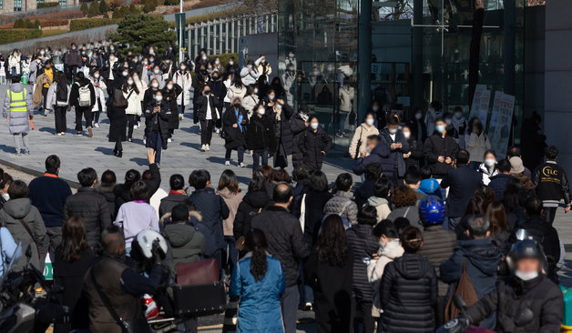 지난달 28일 서울 서대문구 이화여자대학교에서 열린 ‘2022학년도 수시모집 논술고사’를 치른 수험생들이 고사장을 나서고 있다. /뉴스1 © News1