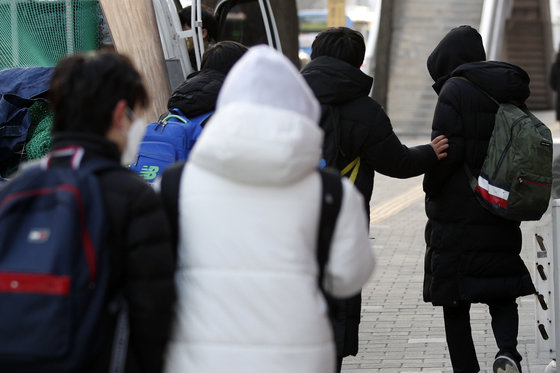 17일 서울 시내 한 초등학교에서 학생들이 등교하고 있다. /뉴스1 © News1