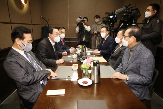 윤석열 국민의힘 대선 후보가 17일 서울 여의도 한 식당에서 윤재옥 위원장을 비롯한 선대위 후보전략자문위원들과 오찬을 하고 있다. 2021.12.17/뉴스1 © News1