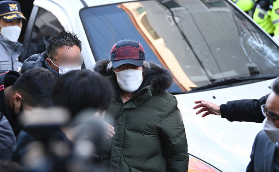 아동 성폭행 혐의로 징역 12년을 복역 후 출소한 조두순(68)이 지난해 12월12일 오전 경기도 안산시내 거주지로 향하고 있다. 뉴스1