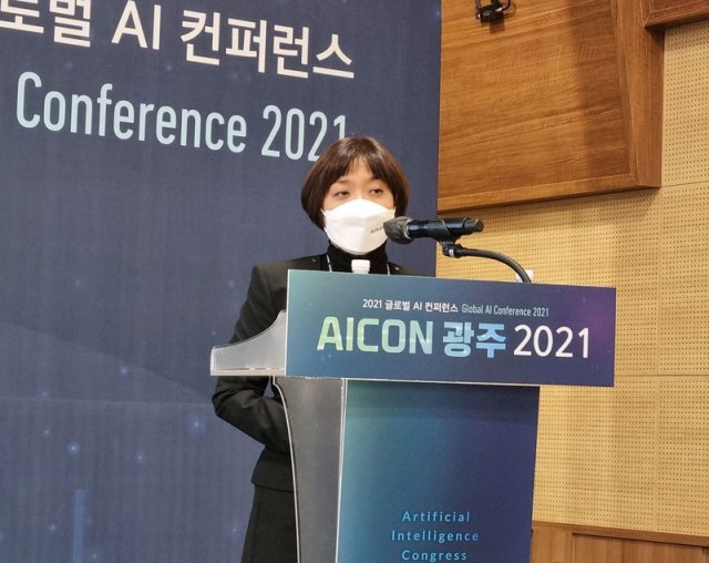 AICON 광주 2021 행사장에서 강연하는 경기콘텐츠진흥원 민세희 원장 (출처=IT동아)