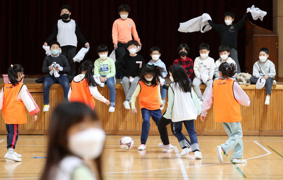 전국 초·중·고등학교 전면 등교가 시행된 11월 22일 대전 둔산초등학교에서 열린 학년별 축구대회에서 3학년 학생들이 축구를 하고 있다. 2021.11.22/뉴스1 © News1