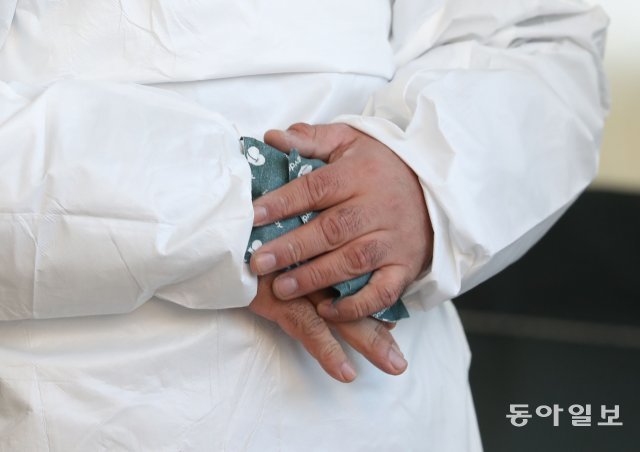 서울 시청광장 코로나19 임시선별진료소에서 한 의료진이 핫팩으로 잠시나마 손을 녹이고 있다.