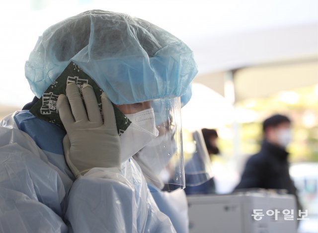 서울 동작구청에 마련된 코로나19 임시선별검사소에서 체감온도 영하 10도의 날씨에 의료진들이 핫팩을 들고 업무를 보고 있다.