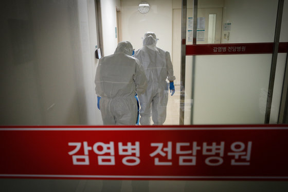 17일 코로나19 거점전담병원인 서울 광진구 혜민병원에서 의료진이 레벨D 방호복과 페이스쉴드를 착용한 뒤 음압병동에 입장하고 있다. 코로나 신규 확진자가 사흘째 7천명대를 기록한 가운데 전국의 코로나 중환자 병상 가동률은 81.9%로 서울은 89.5%에 달했다. 2021.12.17/뉴스1 © News1