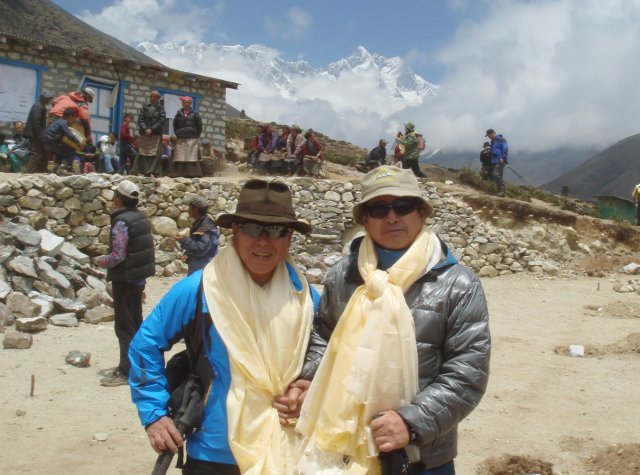 이재후 엄홍길휴먼재단 이사장(오른쪽)이 엄홍길 대장과 네팔에 갔을 때 모습. 이재후 이사장 제공.