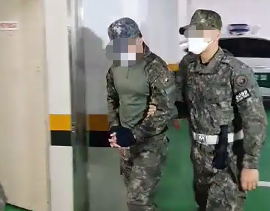 성추행 피해 공군 부사관(고(故) 이예람 중사) 사망사건의 성추행 가해자인 장모 중사(왼쪽)가 8일 오전 서울 용산구 국방부 보통군사법원에서 열린 결심 공판에 출석하고 있다. 뉴스1